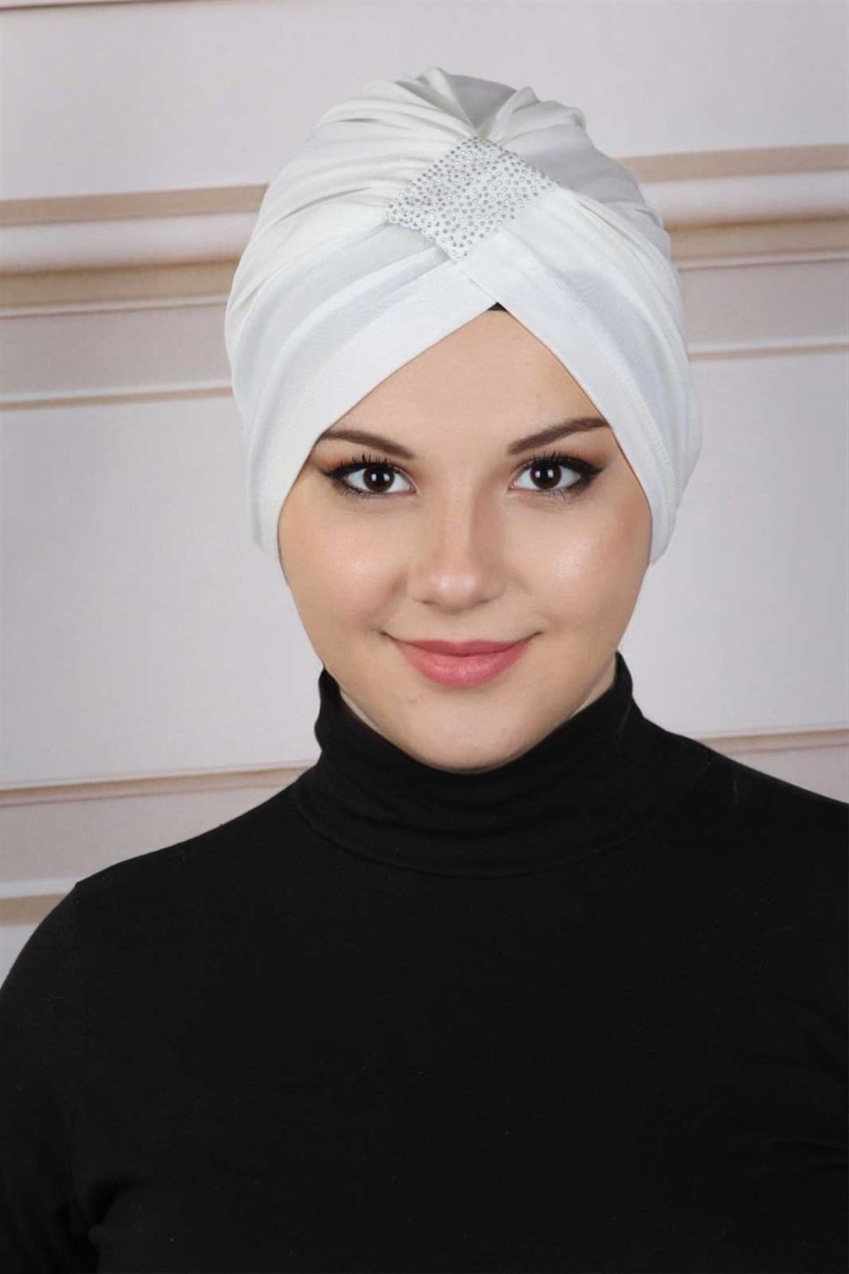 Taşlı Çapraz Bone Beyaz — görsel 1/1