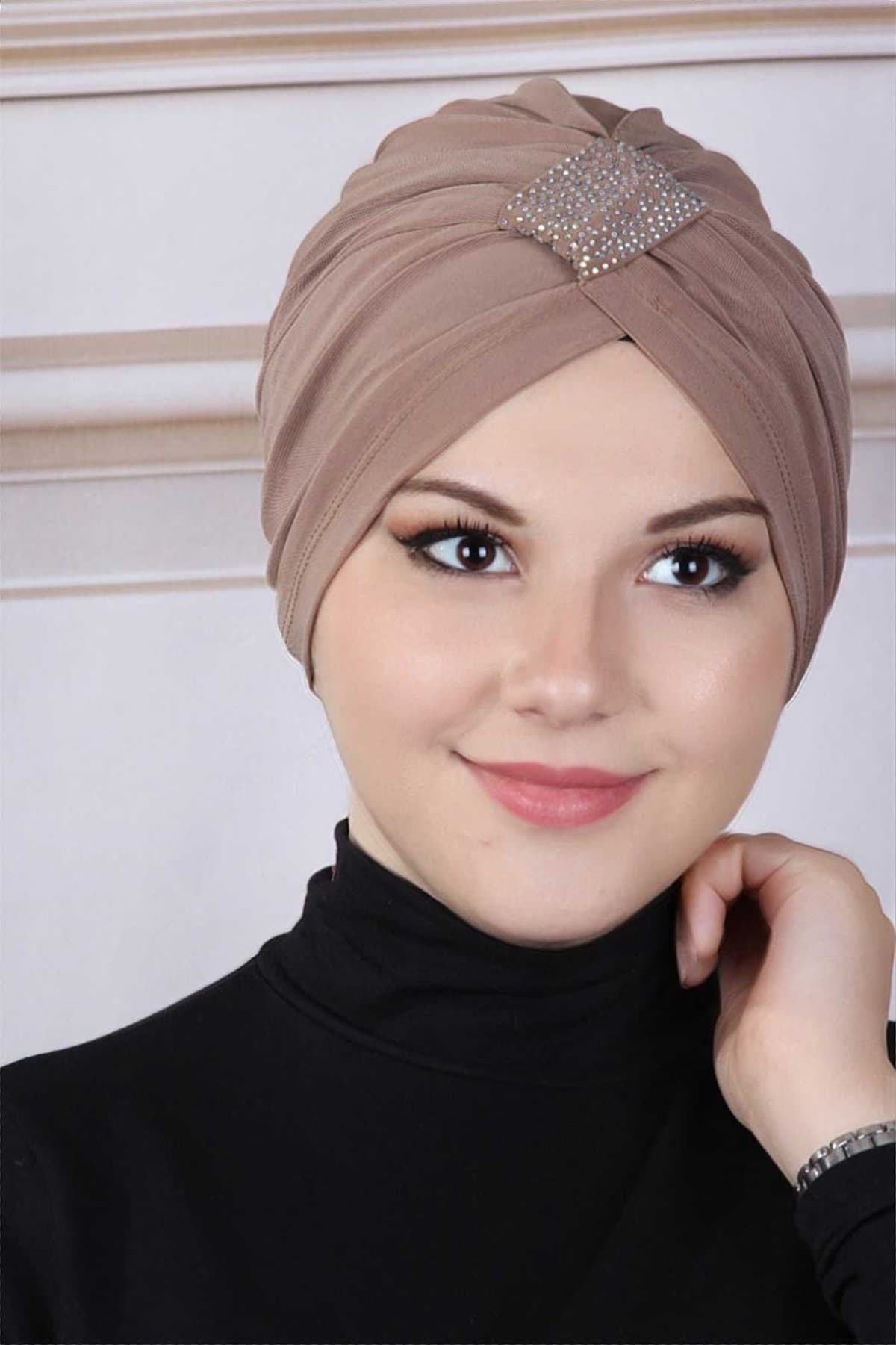 Taşlı Çapraz Bone Karamel — görsel 1/1