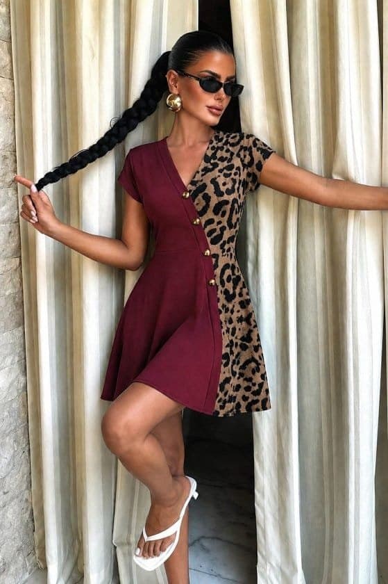Kadın Kısa Kollu V Yakalı Bir Yanı Leopar Detaylı Kısa Viskon Elbise — görsel 1/5