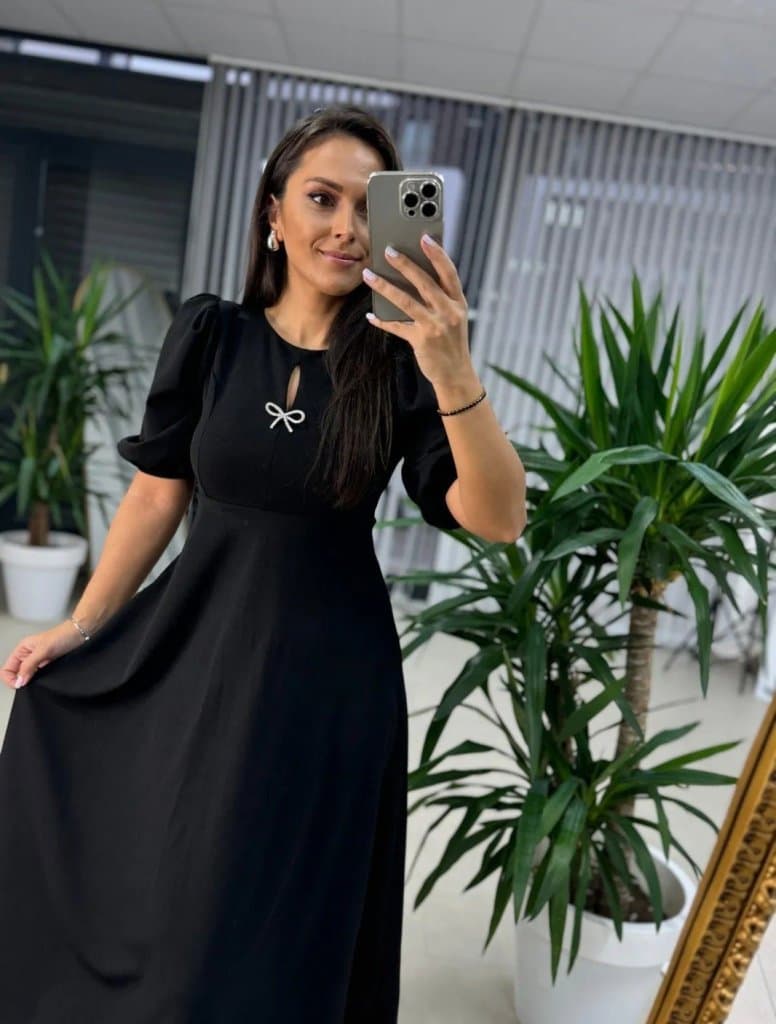 Kadın Kısa Kollu Bisiklet Yaka Fiyonk Broşlu Midi Janjan Krep Elbise — görsel 1/5