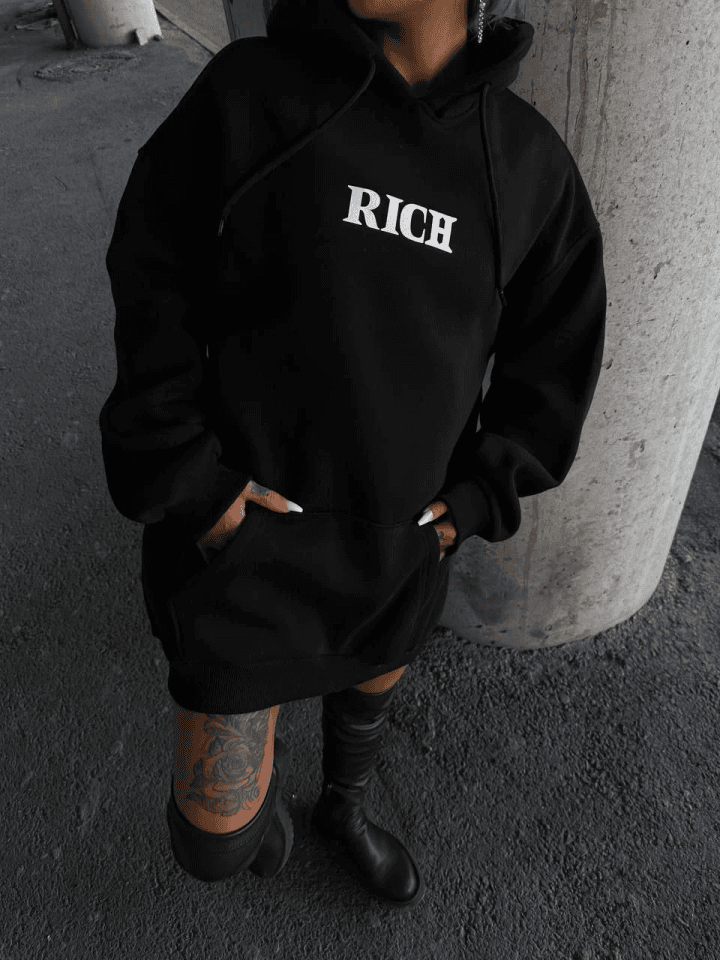 Uzun Kol Kapşonlu Göğüs Baskılı SweatShirt - Siyah — görsel 1/2