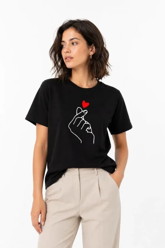 Kore Parmak Kalp Aşk Temalı Minimal Baskılı Tişört Yazlık Kısa Kol T-Shirt - Siyah — görsel 1/3