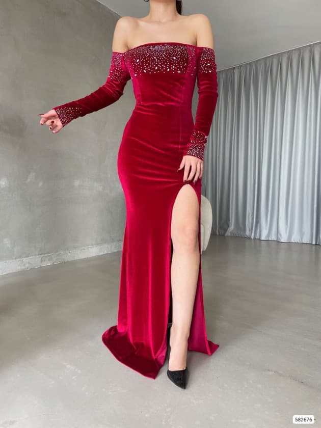 Kadın Madonna / Kayık Yaka Taş İşlemeli Yırtmaçlı Uzun Kadife Abiye Elbise — görsel 1/3