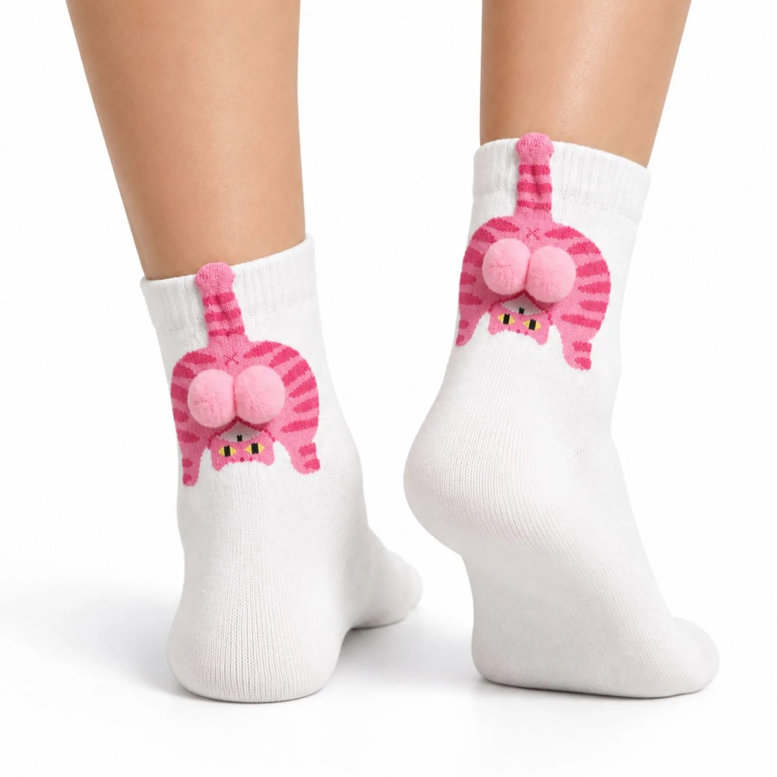 Kadın Beyaz Pembe Kedi Desenli Ponponlu Soket Çorap | Sevimli 3D Kedi Figürlü Eğlenceli Günlük Çorap