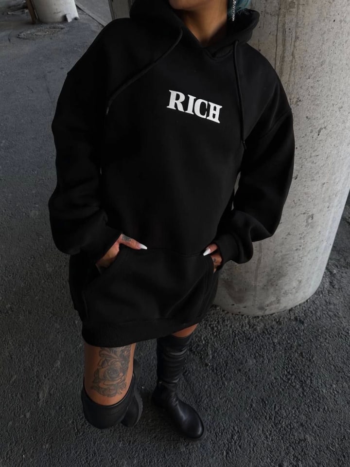 Uzun Kol Kapüşonlu Göğüs Baskılı Sweatshirt - Siyah — görsel 1/2