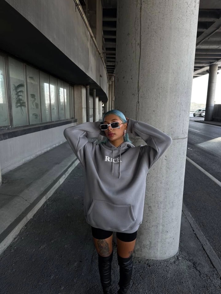 Uzun Kol Kapüşonlu Göğüs Baskılı Sweatshirt - Gri — görsel 1/2