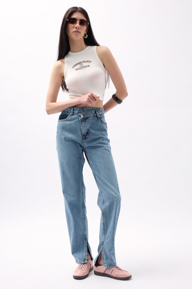 Asimetrik Bel Paça Yırtmaçlı Jean — görsel 1/4