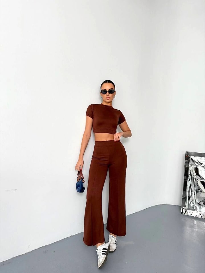 Osy Modal Yumuşak Dokulu Kumaş Kısa Kollu Crop Alt Ispanyol Paça Pantalon İkili Takım - Kahverengi — görsel 1/1
