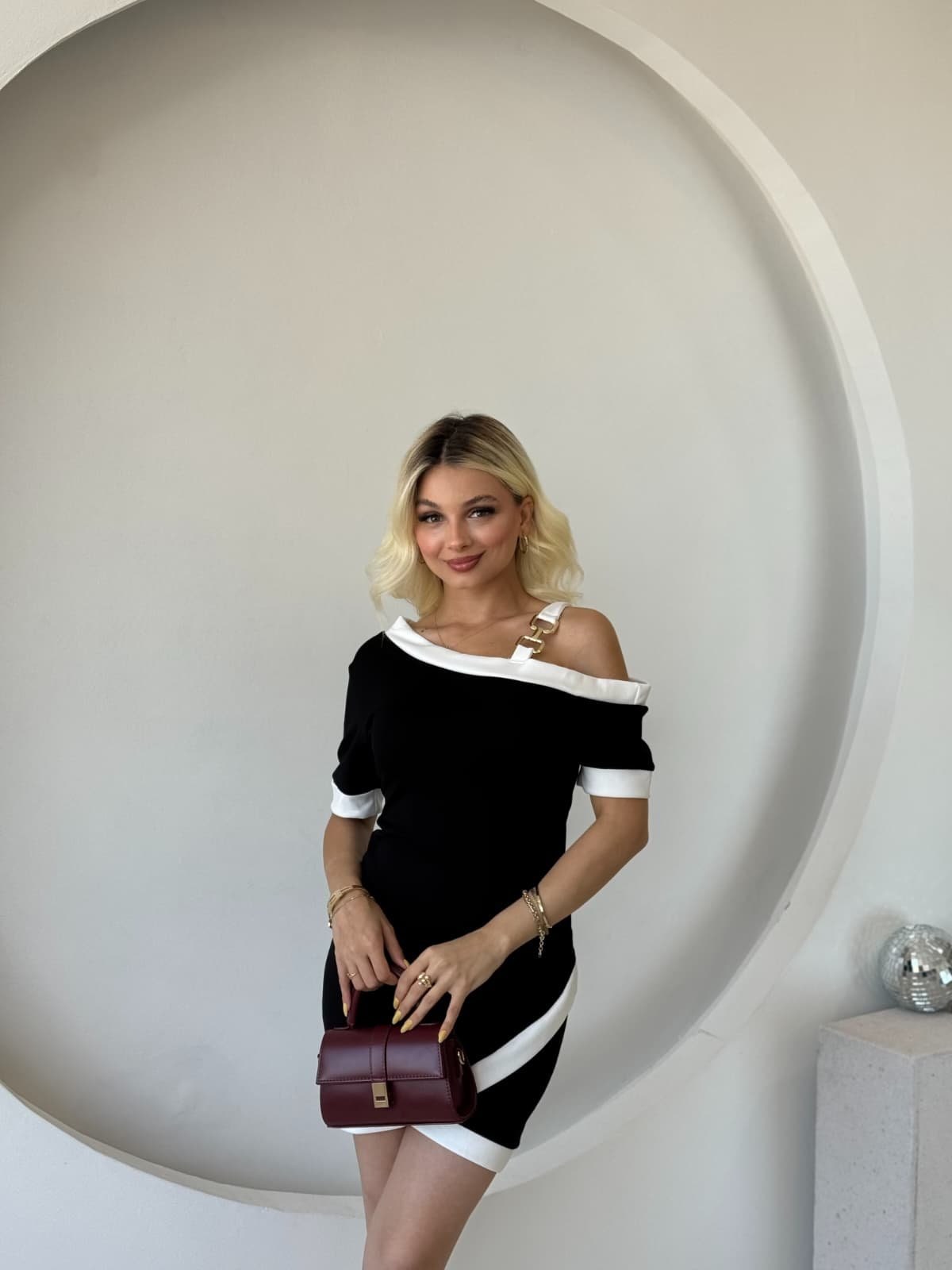 Kadın Kısa Kollu Asimetrik Kesim Yaka Şerit Ve Aksesuar Detaylı Modal Elbise — görsel 1/8