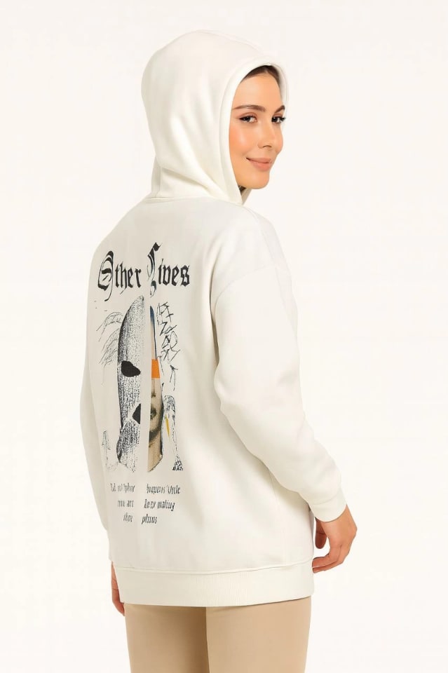 Oversize Üç İplik Şardonlu Kapüşonlu Sweatshirt – Beyaz “other Lives” Ön Ve Arka Baskılı, Kanguru Cepli, Ribanalı Rahat Kışlık Model Beyaz — görsel 1/4