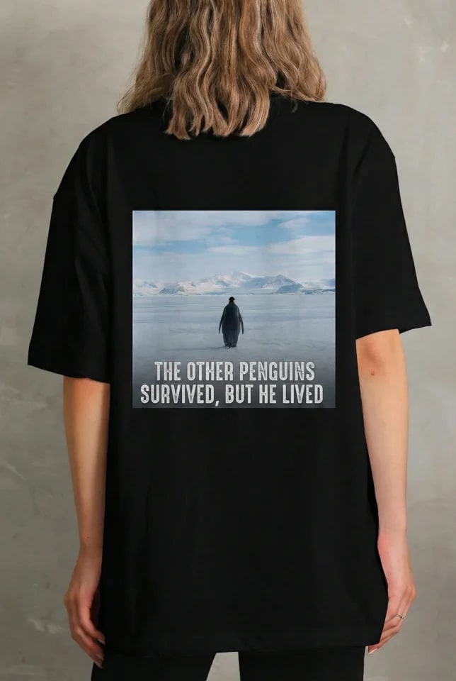 Oversize Tişört - Sırt Baskılı Survivor Penguin Temalı, Felsefi Yazılı Bisiklet Yaka Tişört - Siyah — görsel 1/2