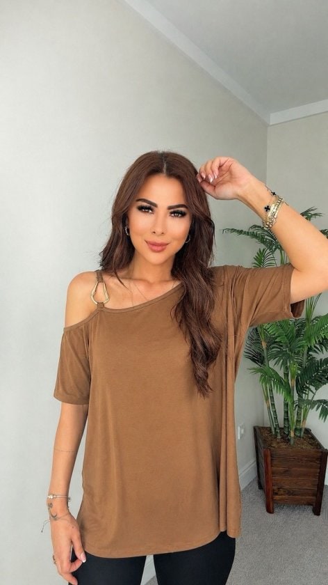 Kadın Kısa Kollu Tek Omuzdan Askılı Toka Detaylı Viskon Bluz — görsel 1/3