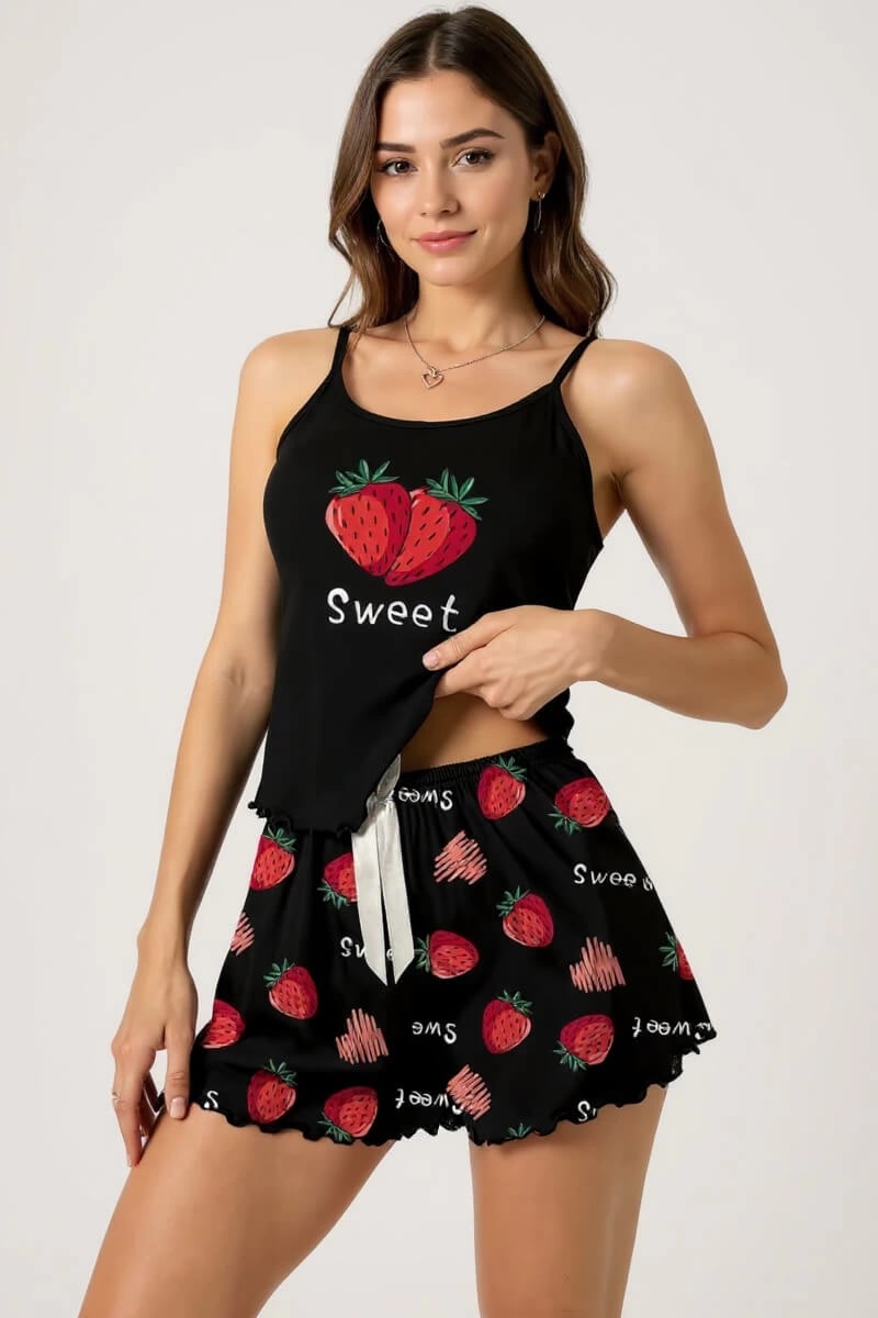Çilek Baskılı Siyah Askılı Şortlu Pijama Takımı — görsel 1/3